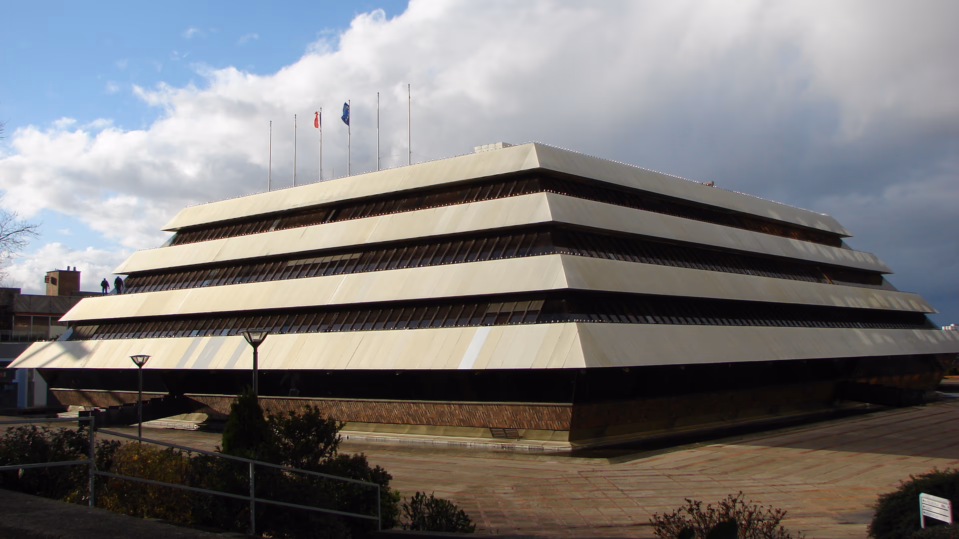 Nanterre (92) — mairie pyramide
