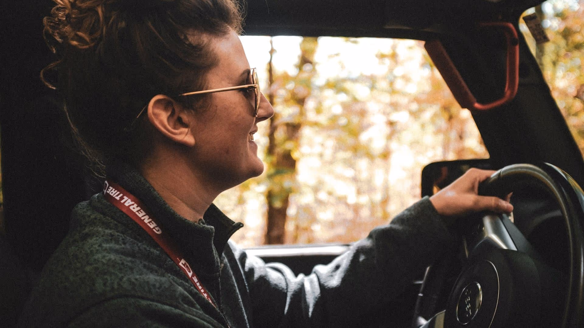 Conductrice au volant — assurance auto pour tous profils AGI