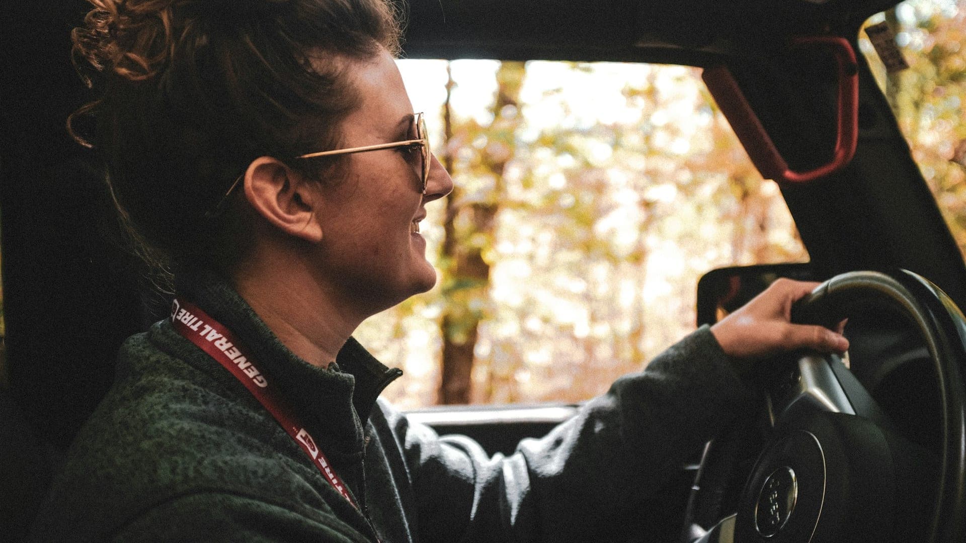 Conductrice au volant — assurance auto tous profils
