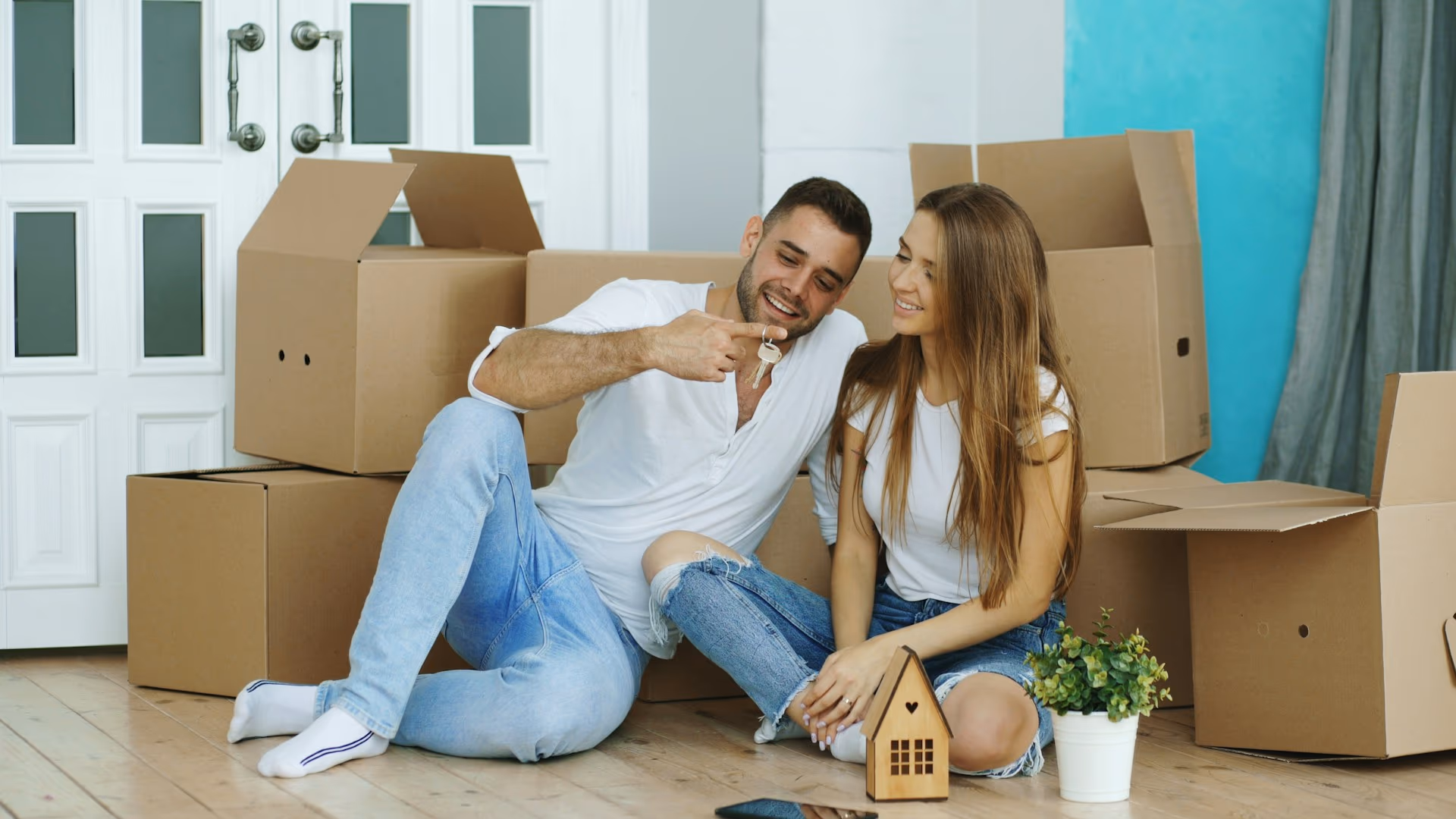 Couple emmenage dans une nouvelle maison — assurance habitation AGI