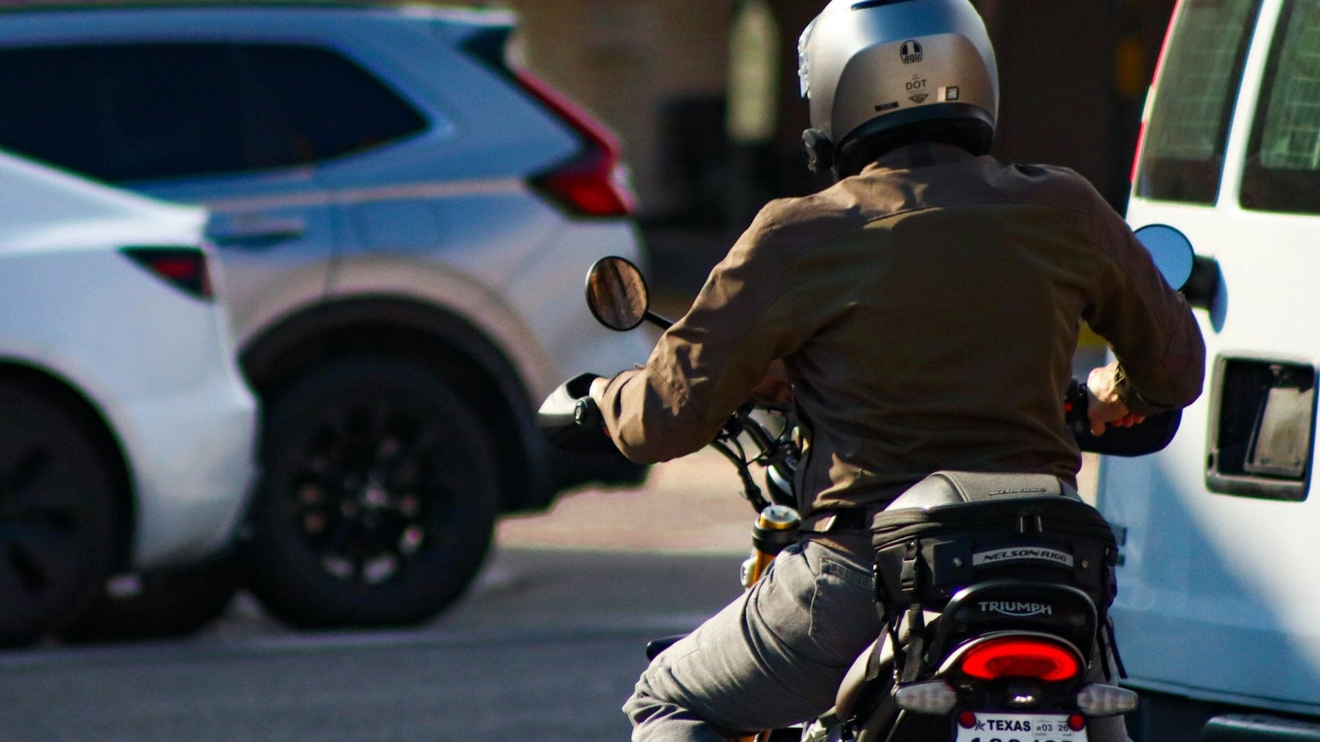 Motard casqué en ville — assurance moto et deux-roues