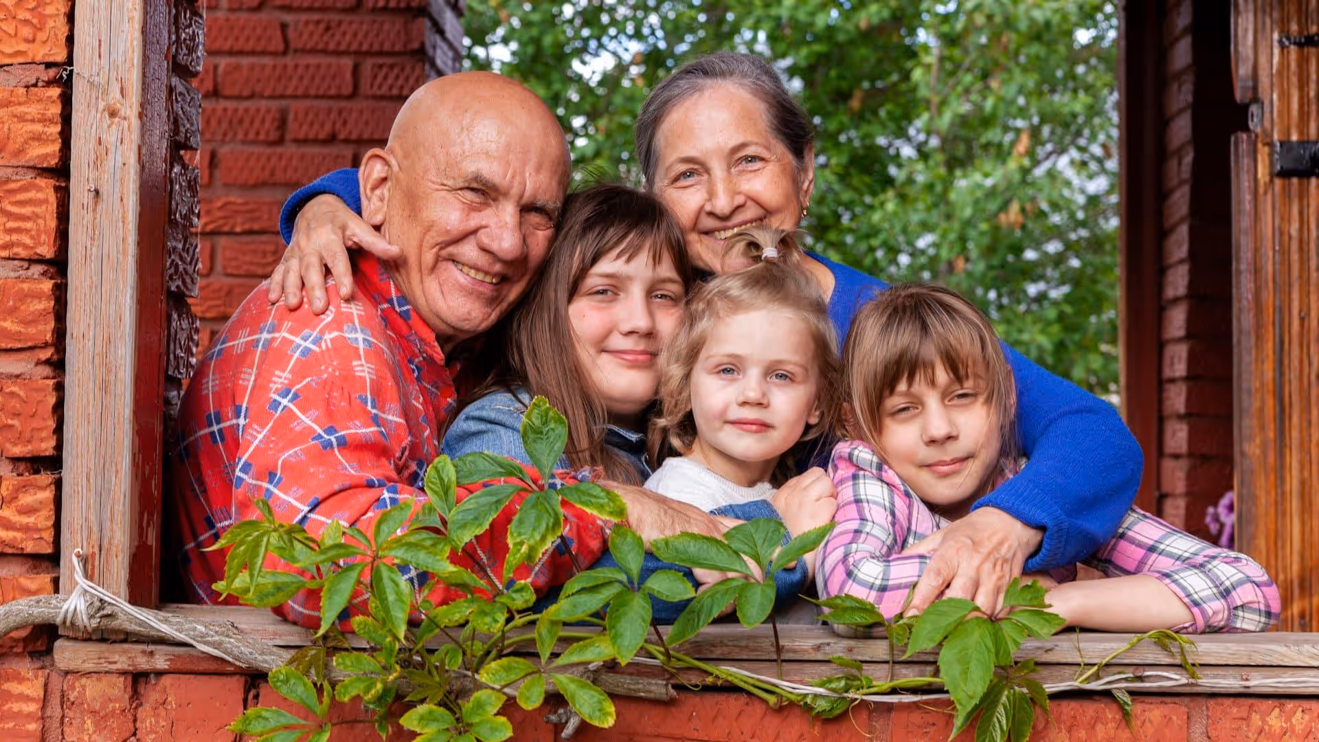 Famille multigenerationelle souriante — mutuelle sante AGI
