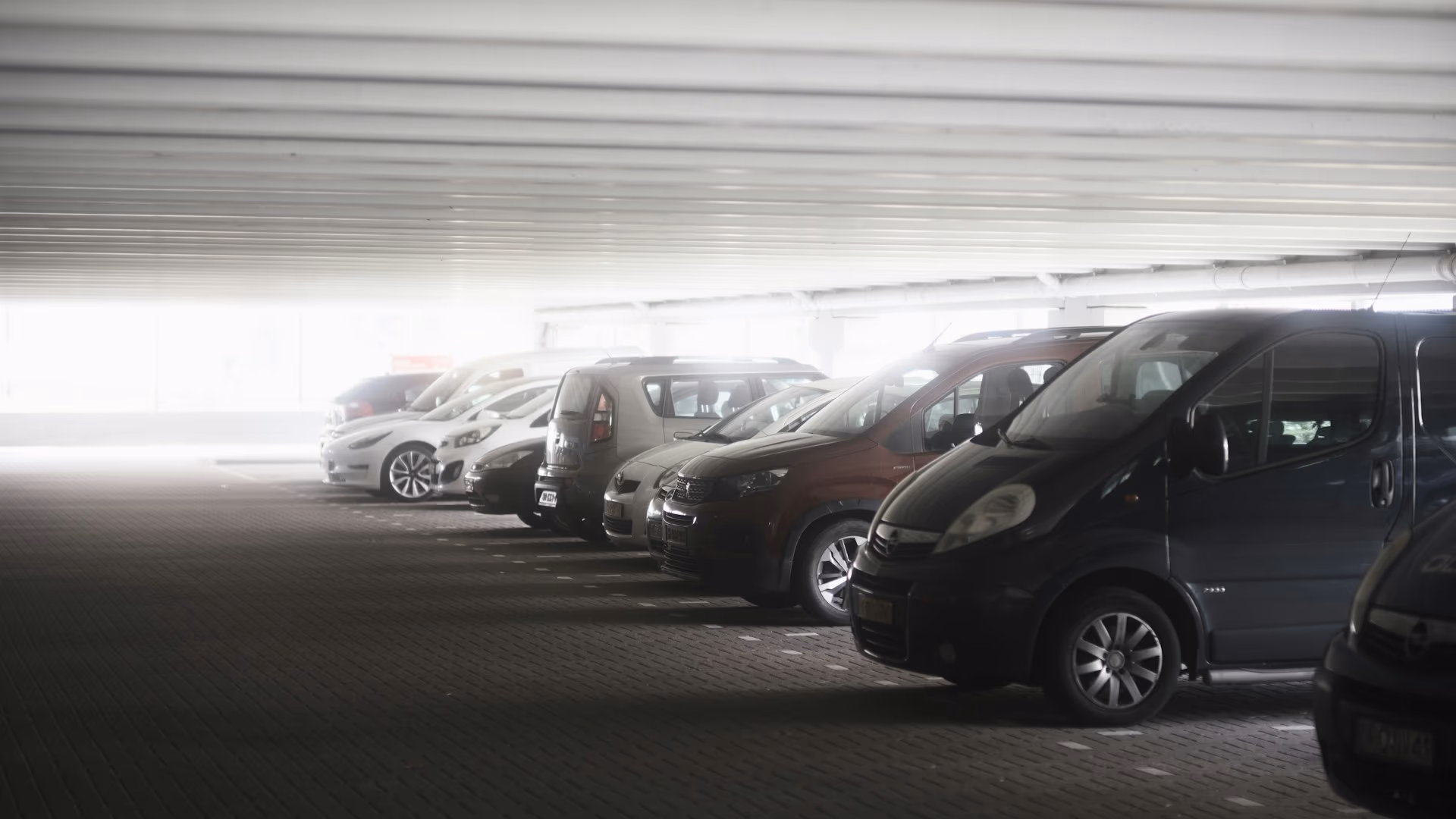Flotte d'utilitaires garees en parking d'entreprise — assurance flotte auto