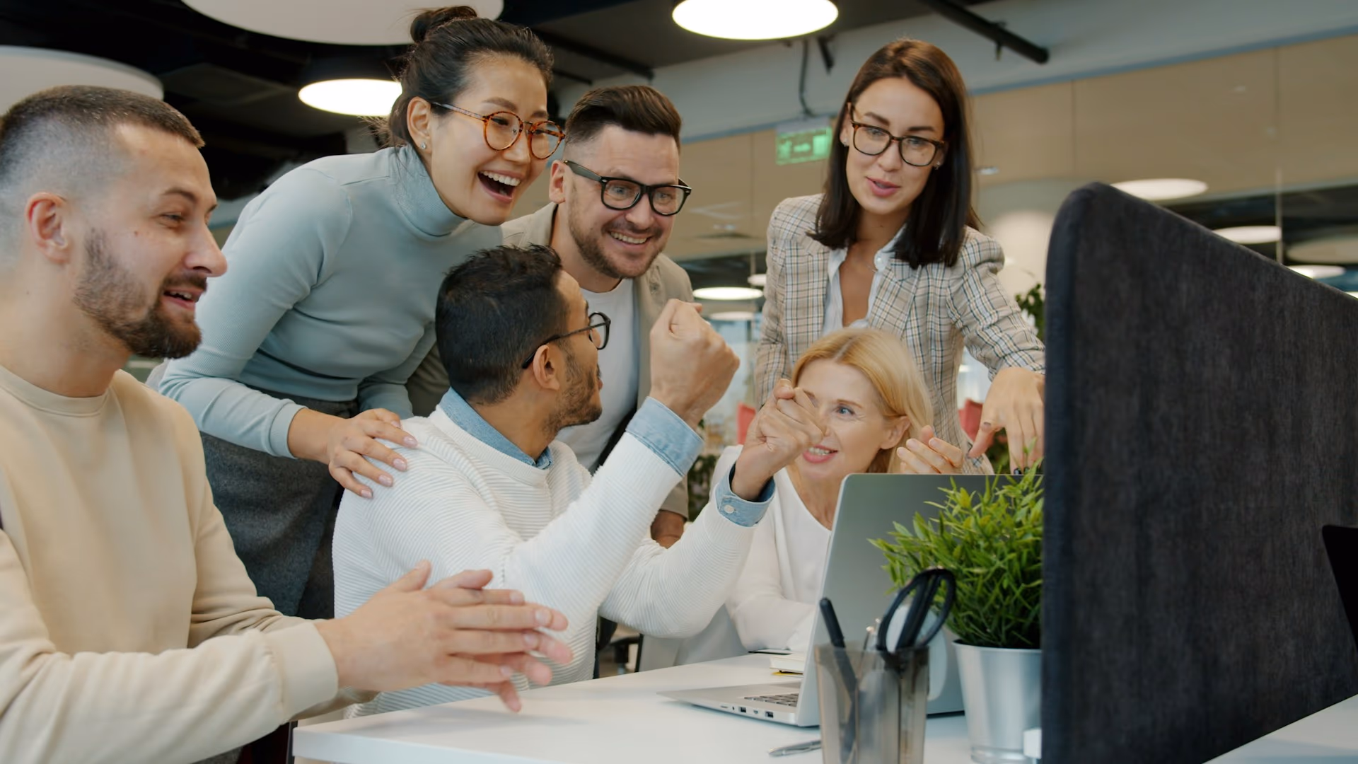 Equipe diversifiee au bureau — mutuelle de groupe TPE/PME ANI