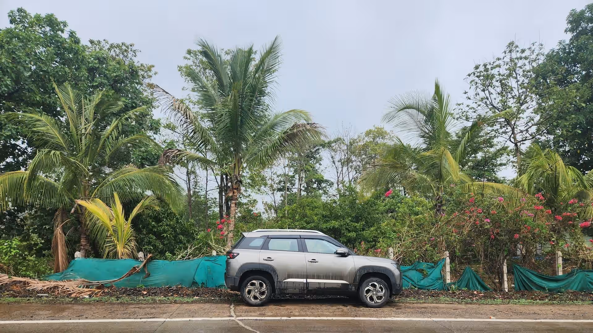 Voiture garee sur le bord de la route — assurance auto resilie AGI