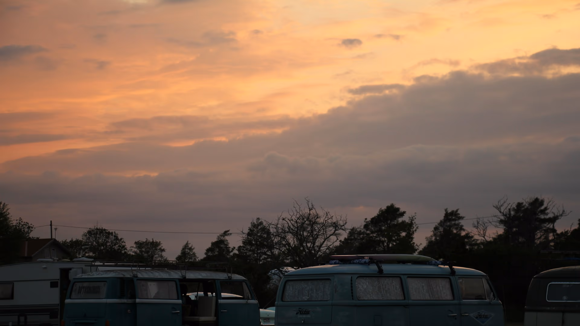 Deux camionnettes garees cote a cote — flotte sinistralite elevee AGI